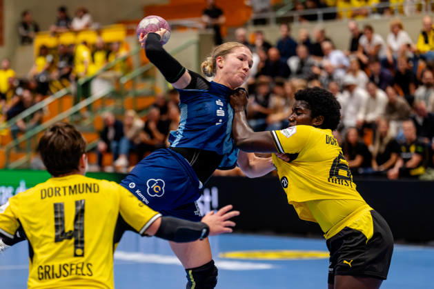 Dortmund, 07.10.2026, Handball, Damen, Alsco Handball Bundesliga Frauen, 5. Spieltag , BVB Borussia Dortmund - Buxtehuder SV Johanna Andresen (Buxtehuder SV, 18) beim Wurf aus dem Rückraum gegen die Abwehr von Laetitia Quist (BVB, 6) Dortmund Sporthalle Wellinghofen NRW Germany