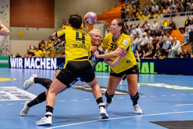 Dortmund, 07.10.2026, Handball, Damen, Alsco Handball Bundesliga Frauen, 5. Spieltag , BVB Borussia Dortmund - Buxtehuder SV Ruslana Litvinov (Buxtehuder SV, 81) im Zweikampf mit Alina Grijseels (BVB, 4) und Guro Nestaker (BVB, 33) Dortmund Sporthalle Wellinghofen NRW Germany