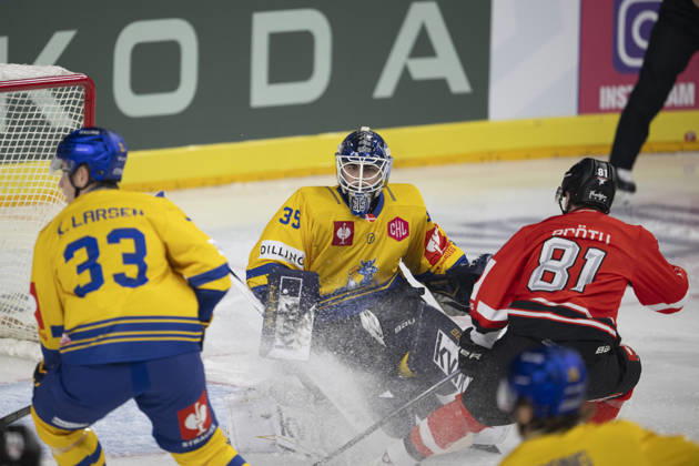 CHL; Kölner Haie - Herning Blue Fox; Köln, 07.10.2026 Casper Larsen (Herning Blue Fox, Verteidigung, 33); Janis Fecers (Herning Blue Fox, Torwart, 35); Mateu Späth (Kölner Haie, Sturm, 81); CHL; Kölner Haie - Herning Blue Fox am 07.10.2026 in der Lanxessarena in Köln (Deutschland). Copyright: xBEAUTIFULxSPORTS AndreasxDickx