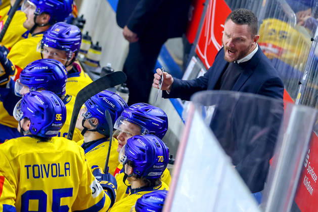 07.10.2026, Eishockey, CHL, Kölner Haie - Blue Fox Herning, Champions Hockey League 2026 27, 5. Spieltag, Saison 2026 27, Lanxess-Arena Köln: Cheftrainer Garath Murray (Blue Fox Herning hc) gestikulierend am Spielfeldrand Nordrhein-Westfalen Deutschland