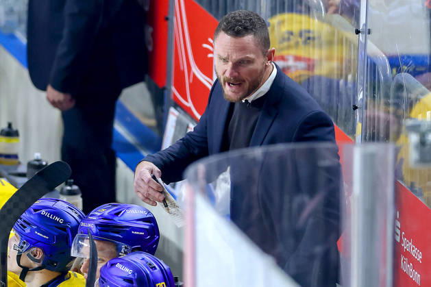 07.10.2026, Eishockey, CHL, Kölner Haie - Blue Fox Herning, Champions Hockey League 2026 27, 5. Spieltag, Saison 2026 27, Lanxess-Arena Köln: Cheftrainer Garath Murray (Blue Fox Herning hc) gestikulierend am Spielfeldrand Nordrhein-Westfalen Deutschland