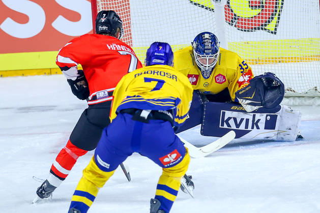 07.10.2026, Eishockey, CHL, Kölner Haie - Blue Fox Herning, Champions Hockey League 2026 27, 5. Spieltag, Saison 2026 27, Lanxess-Arena Köln: Carlos Händel (Koelner Haie 07) beim Schuss auf das Tor von Janis Fecers (Blue Fox Herning 35) Nordrhein-Westfalen Deutschland