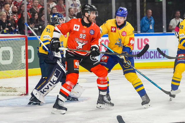 Eishockey CHL 5. Spieltag Kölner Haie - Herning Blue Fox am 07.10.2026 in der Lanxess Arena in Köln Jänis Fecers ( Herning ), links - Marcel Noebels ( Köln ), mitte - Matteus Vilmer Söderbom ( Herning ), rechts