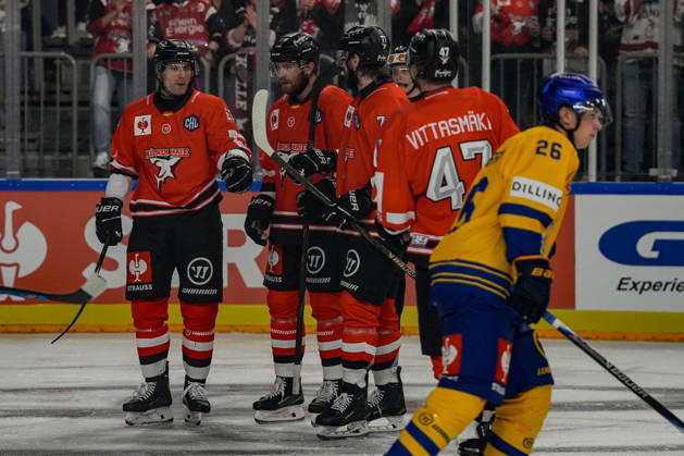 Eishockey CHL 5. Spieltag Kölner Haie - Herning Blue Fox am 07.10.2026 in der Lanxess Arena in Köln Patrick Russell ( Köln ) ,links - bejubelt seinen heutigen zweiten Treffer zum 3:0