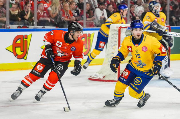 Eishockey CHL 5. Spieltag Kölner Haie - Herning Blue Fox am 07.10.2026 in der Lanxess Arena in Köln Frederik Storm ( Köln ), links - Jared Kyle Dmytriw ( Herning ), rechts