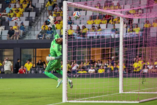MIAMI, FL - OCTOBER 06: Pedro Gallese 1 of Peru attempts to save shot on goal during an International Friendly, Länderspiel, Nationalmannschaft soccer match between Colombia and Peru at NU Stadium on October 06, 2026 in Miami, Florida.(Photo by Chris Arjoon Icon Sportswire) SOCCER: OCT 06 Colombia vs Peru EDITORIAL USE ONLY Icon2610060000136