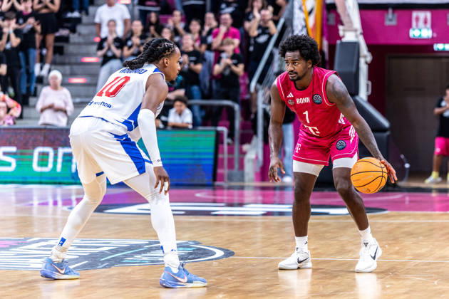 John-Michael Wright (Telekom Baskets Bonn, 01) vs James Woodard (FC Porto, 10) Telekom Baskets Bonn vs. FC Porto, Basketball, Basketball Champions League, 01. Spieltag, 2026 2027, 07.10.2026 Telekom Baskets Bonn vs. FC Porto, Basketball, Basketball Champions League, 01. Spieltag, 2026 2027, 07.10.2026 Bonn Copyright: xEibner-Pressefoto GerhardxWingenderx EP_GWR