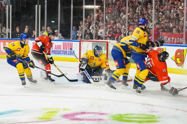 Eishockey CHL 5. Spieltag Kölner Haie - Herning Blue Fox am 07.10.2026 in der Lanxess Arena in Köln Viel Verkehr vor Jänis Fecers ( Herning ), mitte