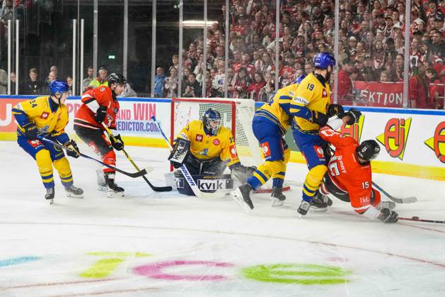 Eishockey CHL 5. Spieltag Kölner Haie - Herning Blue Fox am 07.10.2026 in der Lanxess Arena in Köln Viel Verkehr vor Jänis Fecers ( Herning ), mitte