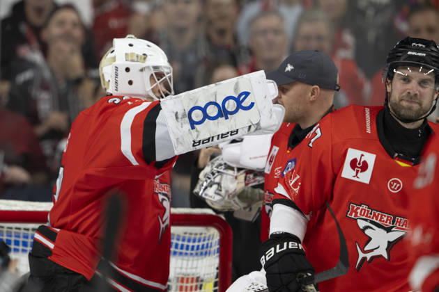 CHL; Kölner Haie - Herning Blue Fox; Köln, 07.10.2026 Nico Wiens (Kölner Haie, Torwart, 33); Janne Juvonen (Kölner Haie, Torwart, 30); CHL; Kölner Haie - Herning Blue Fox am 07.10.2026 in der Lanxessarena in Köln (Deutschland). Copyright: xBEAUTIFULxSPORTS AndreasxDickx