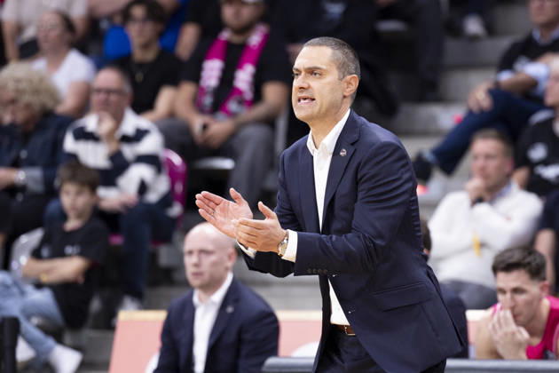 Head Coach Marko STANKOVIC (BONN, mi.) feuert sein Team an, klatschend, energisch, Einzelbild. Endstand 78:74, Basketball Champions League Telekom Baskets Bonn (GER)-FC Porto (POR) BONN vs FCP Hauptrunde, Gruppe H, im T E L E K O M D O M E, am 07.10.2026,