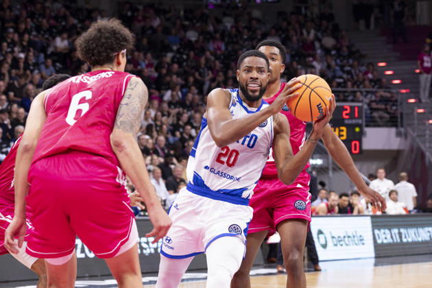 Xeyrius WILLIAMS (FCP 20, mi.) am Ball, im Zweikampf gegen Michael KESSENS (BONN 6, li.) und Marcus FOSTER (BONN 0, re.), Aktion. Endstand 78:74, Basketball Champions League Telekom Baskets Bonn (GER)-FC Porto (POR) BONN vs FCP Hauptrunde, Gruppe H, im T E L E K O M D O M E, am 07.10.2026, Â