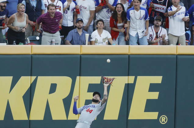 Los Angeles Dodgers center fielder Andy Pages (44) catches a long fly from Atlanta Braves Matt Olson (28) in the third inning in an MLB, Baseball Herren, USA National League Division Series playoff game at Truist Park in Atlanta, Georgia, on Wednesday, October 7, 2026. ATL20261007707 MIKExZARRILLI