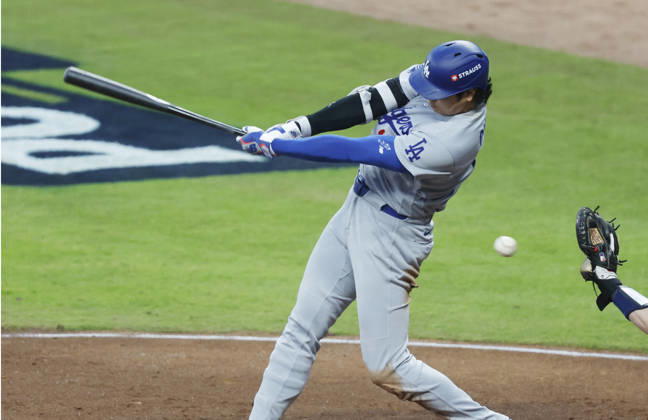 Los Angeles Dodgers two-way player Shohei Ohtani (17) strikes out on a foul tip against the Atlanta Braves in the fourth inning in an MLB, Baseball Herren, USA National League Division Series playoff game at Truist Park in Atlanta, Georgia, on Wednesday, October 7, 2026. ATL20261007708 MIKExZARRILLI