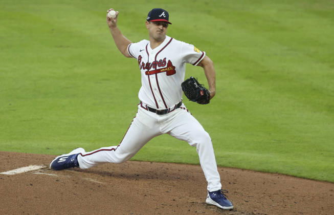 Atlanta Braves starting pitcher Tyler Mahle (54) throws against the Los Angeles Dodgers in the fourth inning in an MLB, Baseball Herren, USA National League Division Series playoff game at Truist Park in Atlanta, Georgia, on Wednesday, October 7, 2026. ATL20261007709 MIKExZARRILLI