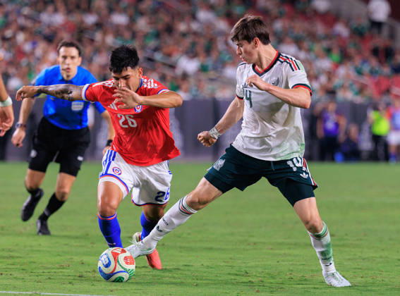 October 6, 2026, Los Angeles, California, USA: Armando Gonzalez 14 of Mexico wins the ball from Diego Ulloa 26 of Chile during an International Friendly, Länderspiel, Nationalmannschaft match at Los Angeles Memorial Coliseum on Tuesday, October 6, 2026, in Los Angeles, California. Mexico loses to Chile, 0-2. JAVIER ROJAS PI Los Angeles USA - ZUMAp124 20261006_zaa_p124_161 Copyright: xJavierxRojasx
