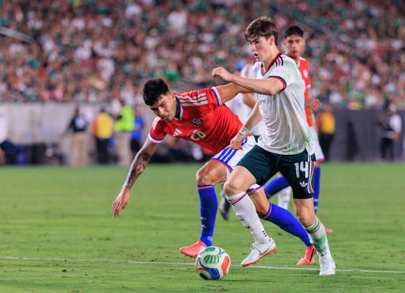 October 6, 2026, Los Angeles, California, USA: Armando Gonzalez 14 of Mexico wins the ball from Diego Ulloa 26 of Chile during an International Friendly, Länderspiel, Nationalmannschaft match at Los Angeles Memorial Coliseum on Tuesday, October 6, 2026, in Los Angeles, California. Mexico loses to Chile, 0-2. JAVIER ROJAS PI Los Angeles USA - ZUMAp124 20261006_zaa_p124_162 Copyright: xJavierxRojasx