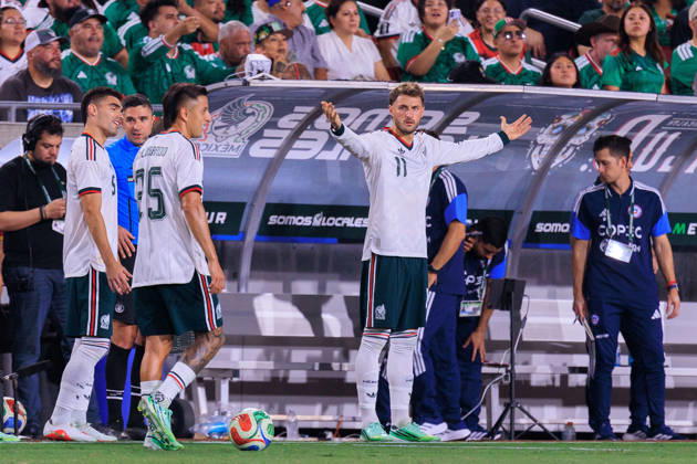 October 6, 2026, Los Angeles, California, USA: Santiago Gimenez 11 of Mexico reacts from the sideless after a no call foul during an International Friendly, Länderspiel, Nationalmannschaft match against Chile at Los Angeles Memorial Coliseum on Tuesday, October 6, 2026, in Los Angeles, California. Mexico loses to Chile, 0-2. JAVIER ROJAS PI Los Angeles USA - ZUMAp124 20261006_zaa_p124_163 Copyright: xJavierxRojasx