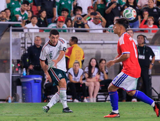 October 6, 2026, Los Angeles, California, USA: Erik Lira 6 of Mexico passes the ball past Vicente Pizarro 6 of Chile during an International Friendly, Länderspiel, Nationalmannschaft match at Los Angeles Memorial Coliseum on Tuesday, October 6, 2026, in Los Angeles, California. Mexico loses to Chile, 0-2. JAVIER ROJAS PI Mexico Vs. Peru - ZUMAp124 20261006_zaa_p124_154 Copyright: xJavierxRojasx