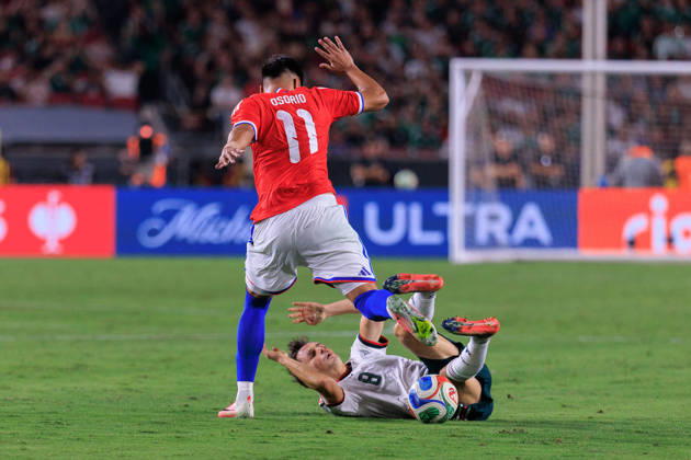 October 6, 2026, Los Angeles, California, USA: Alvaro Fidalgo 8 of Mexico is fouled by Dario Osorio 11 of Chile during an International Friendly, Länderspiel, Nationalmannschaft match at Los Angeles Memorial Coliseum on Tuesday, October 6, 2026, in Los Angeles, California. Mexico loses to Chile, 0-2. JAVIER ROJAS PI Mexico Vs. Peru - ZUMAp124 20261006_zaa_p124_155 Copyright: xJavierxRojasx