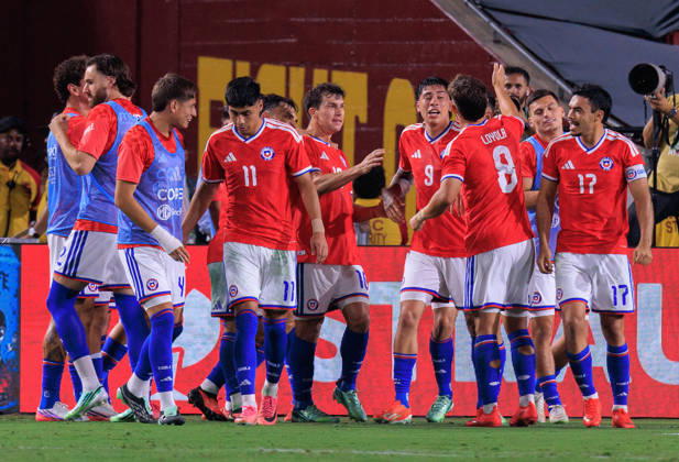 October 6, 2026, Los Angeles, California, USA: Maximiliano Gutierrez 9 of Chile is congratulated by teammates after scoring a goal during an International Friendly, Länderspiel, Nationalmannschaft match against Mexico at Los Angeles Memorial Coliseum on Tuesday, October 6, 2026, in Los Angeles, California. Mexico loses to Chile, 0-2. JAVIER ROJAS PI Mexico Vs. Peru - ZUMAp124 20261006_zaa_p124_157 Copyright: xJavierxRojasx
