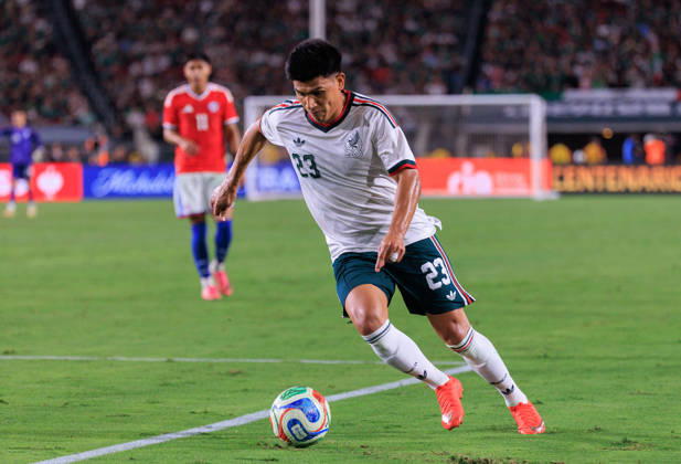 October 6, 2026, Los Angeles, California, USA: Jesus Gallardo 23 of Mexico with the ball during an International Friendly, Länderspiel, Nationalmannschaft match against Chile at Los Angeles Memorial Coliseum on Tuesday, October 6, 2026, in Los Angeles, California. Mexico loses to Chile, 0-2. JAVIER ROJAS PI Mexico Vs. Peru - ZUMAp124 20261006_zaa_p124_159 Copyright: xJavierxRojasx