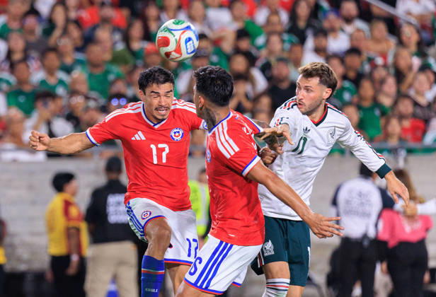October 6, 2026, Los Angeles, California, USA: Santiago Gimenez 11 of Mexico loses a head ball to Gabriel Suazo 17 of Chile during an International Friendly, Länderspiel, Nationalmannschaft match at Los Angeles Memorial Coliseum on Tuesday, October 6, 2026, in Los Angeles, California. Mexico loses to Chile, 0-2. JAVIER ROJAS PI Los Angeles USA - ZUMAp124 20261006_zaa_p124_172 Copyright: xJavierxRojasx
