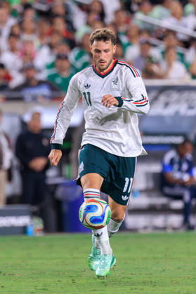 October 6, 2026, Los Angeles, California, USA: Santiago Gimenez 11 of Mexico controls the ball during an International Friendly, Länderspiel, Nationalmannschaft match against Chile at Los Angeles Memorial Coliseum on Tuesday, October 6, 2026, in Los Angeles, California. Mexico loses to Chile, 0-2. JAVIER ROJAS PI Los Angeles USA - ZUMAp124 20261006_zaa_p124_173 Copyright: xJavierxRojasx