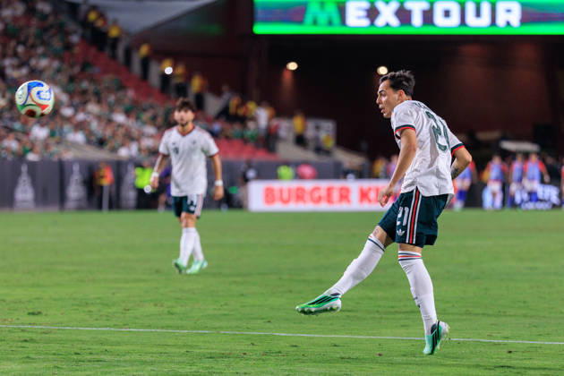 October 6, 2026, Los Angeles, California, USA: Hugo Camberos 21 of Mexico passed the ball during an International Friendly, Länderspiel, Nationalmannschaft match against Chile at Los Angeles Memorial Coliseum on Tuesday, October 6, 2026, in Los Angeles, California. Mexico loses to Chile, 0-2. JAVIER ROJAS PI Los Angeles USA - ZUMAp124 20261006_zaa_p124_170 Copyright: xJavierxRojasx