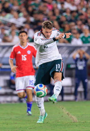 October 6, 2026, Los Angeles, California, USA: Santiago Gimenez 11 of Mexico takes a shot towards goal during an International Friendly, Länderspiel, Nationalmannschaft match against Chile at Los Angeles Memorial Coliseum on Tuesday, October 6, 2026, in Los Angeles, California. Mexico loses to Chile, 0-2. JAVIER ROJAS PI Los Angeles USA - ZUMAp124 20261006_zaa_p124_174 Copyright: xJavierxRojasx