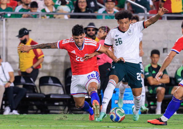 October 6, 2026, Los Angeles, California, USA: Isaias Violante 26 of Mexico battles for the ball with Diego Ulloa 26 of Chile during an International Friendly, Länderspiel, Nationalmannschaft match at Los Angeles Memorial Coliseum on Tuesday, October 6, 2026, in Los Angeles, California. Mexico loses to Chile, 0-2. JAVIER ROJAS PI Mexico Vs. Peru - ZUMAp124 20261006_zaa_p124_167 Copyright: xJavierxRojasx