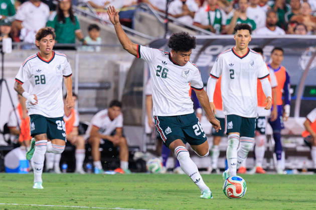 October 6, 2026, Los Angeles, California, USA: Isaias Violante 26 of Mexico takes a shot into goal during an International Friendly, Länderspiel, Nationalmannschaft match against Chile at Los Angeles Memorial Coliseum on Tuesday, October 6, 2026, in Los Angeles, California. Mexico loses to Chile, 0-2. JAVIER ROJAS PI Mexico Vs. Peru - ZUMAp124 20261006_zaa_p124_168 Copyright: xJavierxRojasx