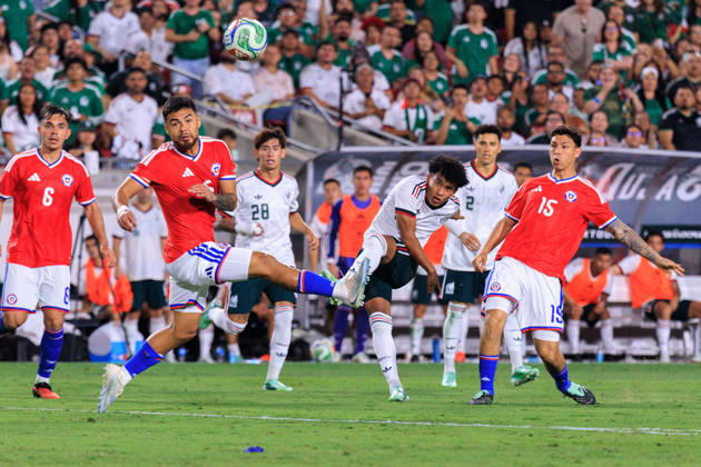 October 6, 2026, Los Angeles, California, USA: Isaias Violante 26 of Mexico takes a shot into goal during an International Friendly, Länderspiel, Nationalmannschaft match against Chile at Los Angeles Memorial Coliseum on Tuesday, October 6, 2026, in Los Angeles, California. Mexico loses to Chile, 0-2. JAVIER ROJAS PI Mexico Vs. Peru - ZUMAp124 20261006_zaa_p124_169 Copyright: xJavierxRojasx