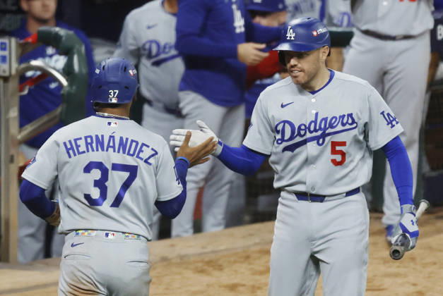 Los Angeles Dodgers Teoscar Hernandez (37) is congratulated by Freddie Freeman (5) after scoring on a single by Andy Pages against the Atlanta Braves in the seventh inning in an MLB, Baseball Herren, USA National League Division Series playoff game at Truist Park in Atlanta, Georgia, on Wednesday, October 7, 2026. ATL20261007716 MIKExZARRILLI