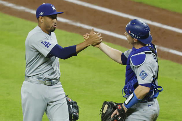 Los Angeles Dodgers closing pitcher Edwin Diaz (3) celebrates with catcher Will Smith (16) after defeating the Atlanta Braves 4-1 in an MLB, Baseball Herren, USA National League Division Series playoff game at Truist Park in Atlanta, Georgia, on Wednesday, October 7, 2026. The Dodgers win the series 3 games to 1 and advance to the Championship round. ATL20261007721 MIKExZARRILLI