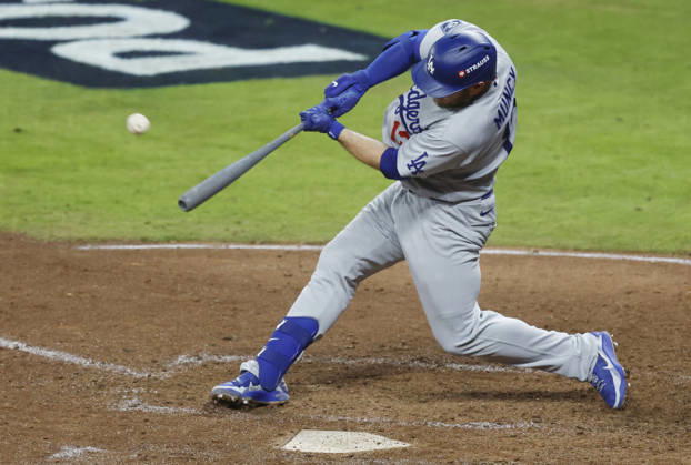 Los Angeles Dodgers Max Muncy (13) hits a solo home run in the ninth inning against the Atlanta Braves in an MLB, Baseball Herren, USA National League Division Series playoff game at Truist Park in Atlanta, Georgia, on Wednesday, October 7, 2026. The Dodgers defeated the Braves 4-1 to win the series 3 games to 1 and advance to the Championship round. ATL20261007725 MIKExZARRILLI
