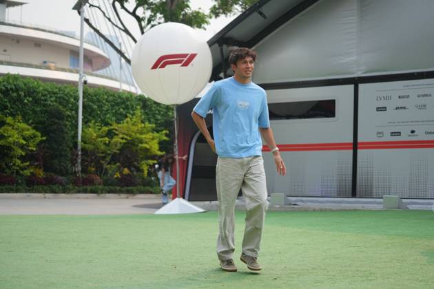 October 8, 2026, Singapore, Singapore: Alexander Albon (THA) (Atlassian Williams F1 Team) in the paddock of the Formula 1 Singapore Grand Prix 2026 at the Marina Bay Street Circuit. Singapore Singapore - ZUMAs197 20261008_aaa_s197_005 Copyright: xLucaxMartinix