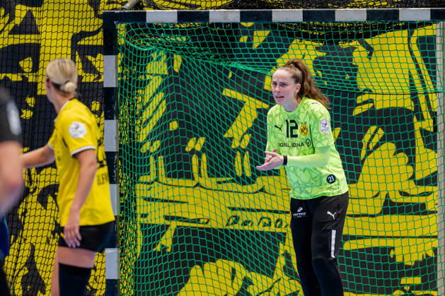 Dortmund, 07.10.2026, Handball, Damen, Alsco Handball Bundesliga Frauen, 5. Spieltag , BVB Borussia Dortmund - Buxtehuder SV Sarah Wachter (BVB, 12) feuert ihre Mitspielerinnen an Dortmund Sporthalle Wellinghofen NRW Germany