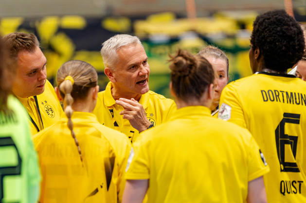 Dortmund, 07.10.2026, Handball, Damen, Alsco Handball Bundesliga Frauen, 5. Spieltag , BVB Borussia Dortmund - Buxtehuder SV Kay Rothenpieler (Trainer BVB) gibt Anweisungen während einer Auszeit Dortmund Sporthalle Wellinghofen NRW Germany