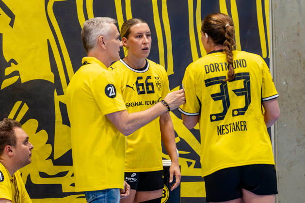 Dortmund, 07.10.2026, Handball, Damen, Alsco Handball Bundesliga Frauen, 5. Spieltag , BVB Borussia Dortmund - Buxtehuder SV Gespräch an der Spielerbank zwischen Guro Nestaker (BVB, 33), Dana Bleckmann (BVB, 66) und Kay Rothenpieler (Trainer BVB) Dortmund Sporthalle Wellinghofen NRW Germany