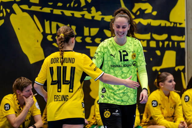 Dortmund, 07.10.2026, Handball, Damen, Alsco Handball Bundesliga Frauen, 5. Spieltag , BVB Borussia Dortmund - Buxtehuder SV Sarah Wachter (BVB, 12) klatscht mit der Torschützen Lara Egeling (BVB, 44) ab Dortmund Sporthalle Wellinghofen NRW Germany