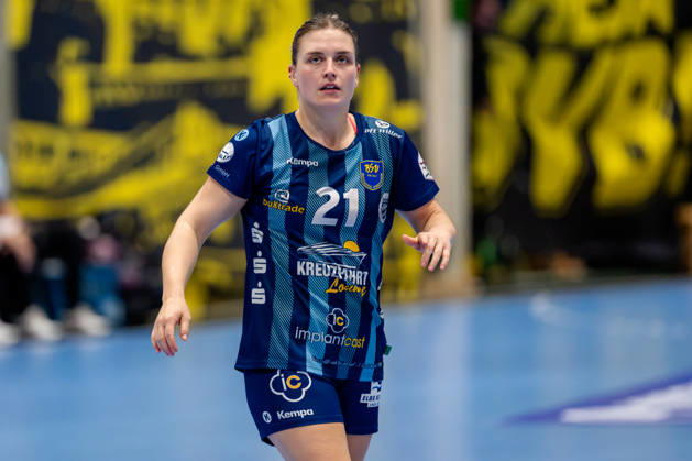 Dortmund, 07.10.2026, Handball, Damen, Alsco Handball Bundesliga Frauen, 5. Spieltag , BVB Borussia Dortmund - Buxtehuder SV Nele Franz (Buxtehuder SV, 21) während des Spiels beim Blick auf die Anzeigetafel Dortmund Sporthalle Wellinghofen NRW Germany