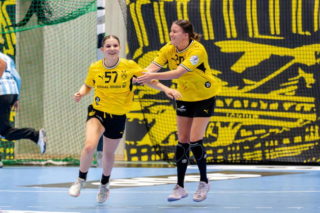 Dortmund, 07.10.2026, Handball, Damen, Alsco Handball Bundesliga Frauen, 5. Spieltag , BVB Borussia Dortmund - Buxtehuder SV Jubel bei Nora Lueg (BVB, 57) und Merel Freriks (BVB, 20) nach ihrem ersten Bundesligator Dortmund Sporthalle Wellinghofen NRW Germany