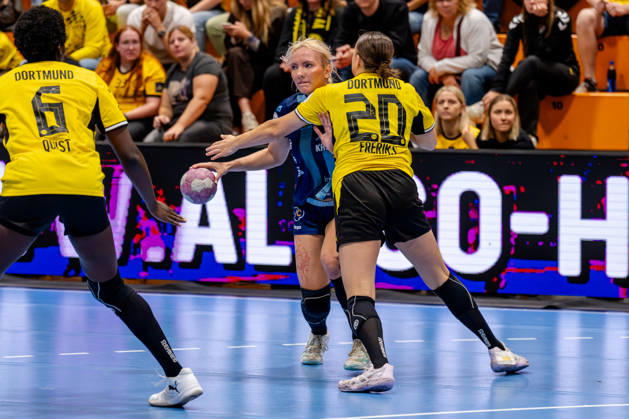 Dortmund, 07.10.2026, Handball, Damen, Alsco Handball Bundesliga Frauen, 5. Spieltag , BVB Borussia Dortmund - Buxtehuder SV Ruslana Litvinov (Buxtehuder SV, 81) im Zweikampf mit Merel Freriks (BVB, 20) Dortmund Sporthalle Wellinghofen NRW Germany
