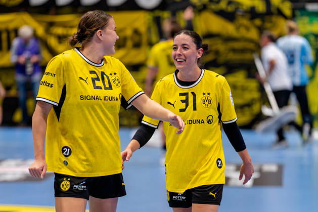 Dortmund, 07.10.2026, Handball, Damen, Alsco Handball Bundesliga Frauen, 5. Spieltag , BVB Borussia Dortmund - Buxtehuder SV Kelly Vollebregt (BVB, 31) und Merel Freriks (BVB, 20) während des Spiels Dortmund Sporthalle Wellinghofen NRW Germany