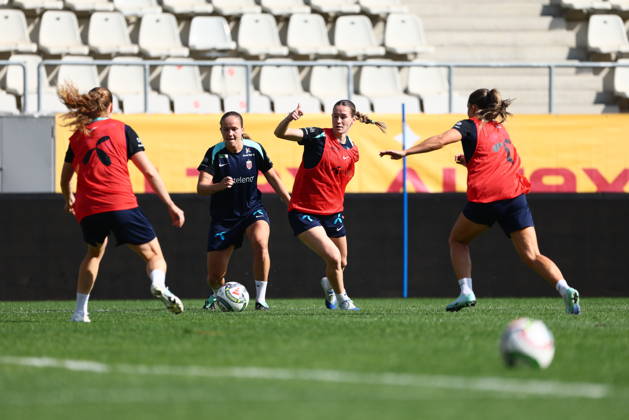 The women s national soccer team is preparing for the World Cup qualifier in Bucharest, Romania, October 8, 2026. Guro Reiten and Elisabeth Terland during a training session at Stadionul Arcul de Triumf, for the World Cup qualifying match against Romania. Photo: Nikola Krstic, NTB Romania, Bucharest. EDITORIAL USE ONLY. RESTRICTED USE FOR BETTING COMPANIES Copyright: xNikolaxKrsticx xNTBx