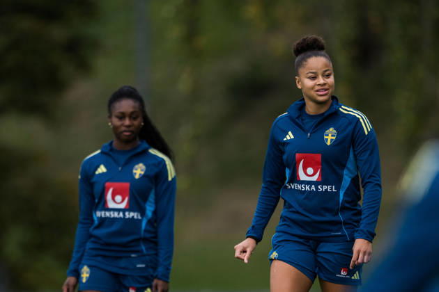 261008 Monica Jusu Bah and Felicia Schröder of the Swedish women s national football team during a training session on October 8, 2026 in Stockholm. Photo: Johanna Säll BILDBYRAN kod JL JL0637 fotboll football soccer fotball vm-kval kval fifa womens world cup qualifier qualifier träning practice training sverige sweden dam bbengfotboll football soccer fotball vm-kval kval fifa womens world cup qualifier qualifier träning practice training sverige sweden dam bbeng Copyright: JOHANNAxSÄLL BB261008BB221