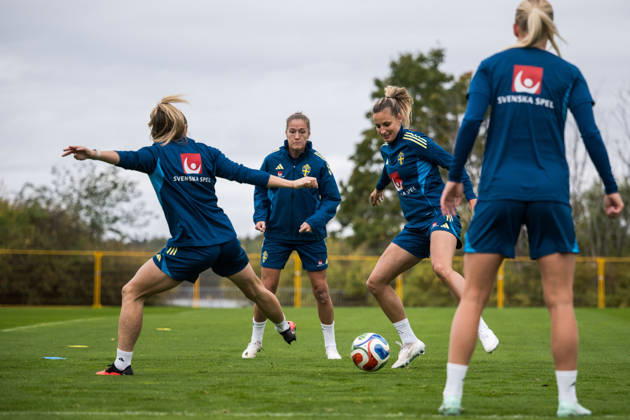 261008 Filippa Angeldahl and Nathalie Björn of the Swedish women s national football team during a training session on October 8, 2026 in Stockholm. Photo: Johanna Säll BILDBYRAN kod JL JL0637 fotboll football soccer fotball vm-kval kval fifa womens world cup qualifier qualifier träning practice training sverige sweden dam bbengfotboll football soccer fotball vm-kval kval fifa womens world cup qualifier qualifier träning practice training sverige sweden dam bbeng Copyright: JOHANNAxSÄLL BB261008BB227