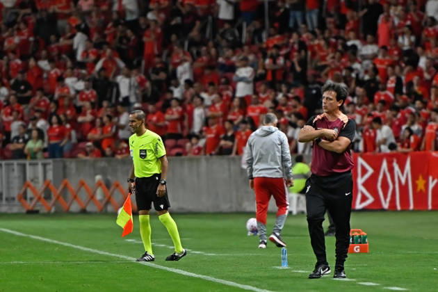 RECORD DATE NOT STATED 7th October 2026; Beira-Rio Stadium, Porto Alegre, Brazil; Brazilian Serie A Football, Internacional versus Corinthians; Corinthians manager Fernando Diniz looks on MaxxPeixoto DiaEsportivo