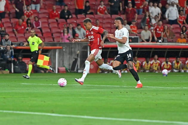 RECORD DATE NOT STATED 7th October 2026; Beira-Rio Stadium, Porto Alegre, Brazil; Brazilian Serie A Football, Internacional versus Corinthians; Vitinho of Internacional battles for possession ball with Raniele of Corinthians MaxxPeixoto DiaEsportivo